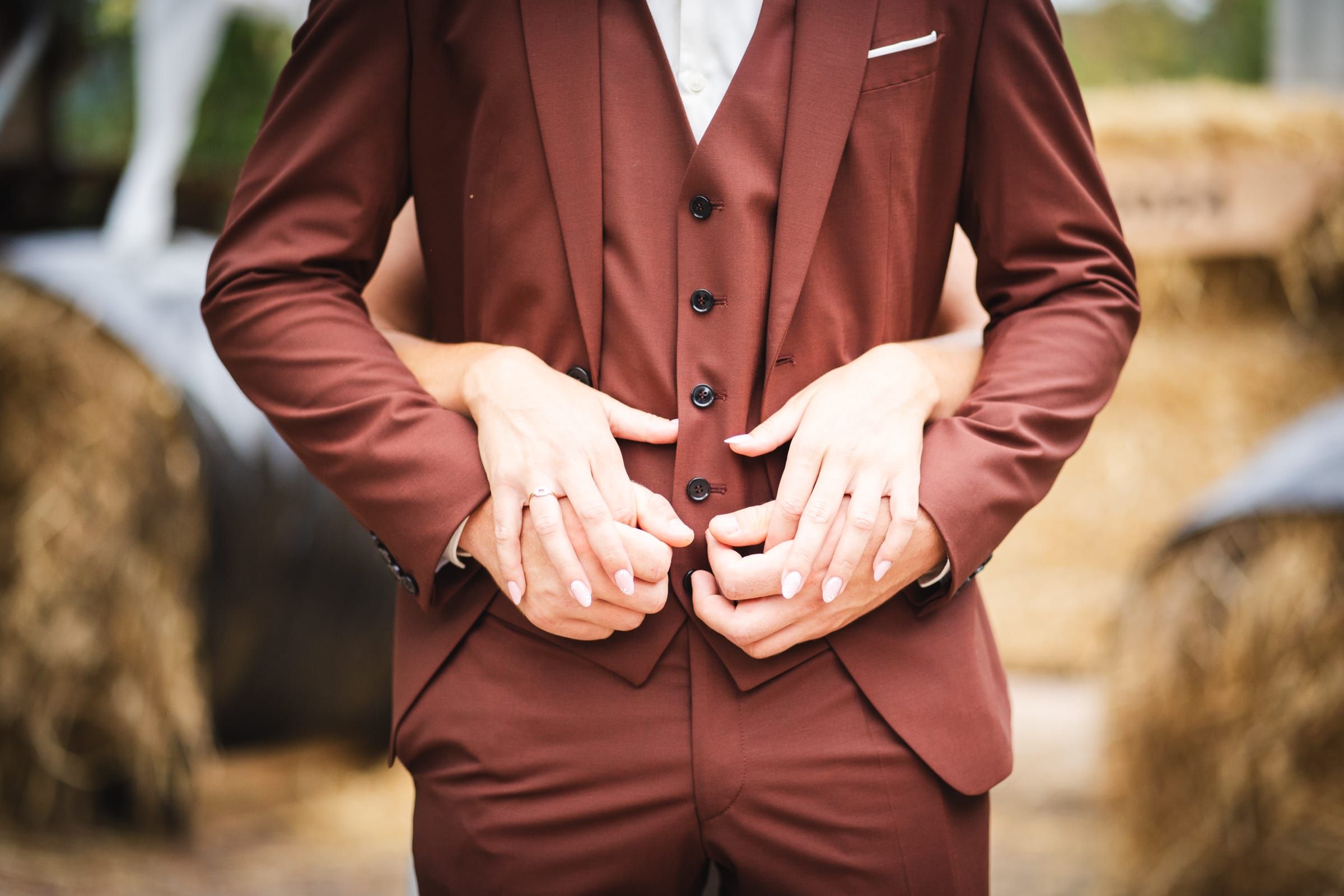 Séance first look gros plan sur les mains des futurs mariés