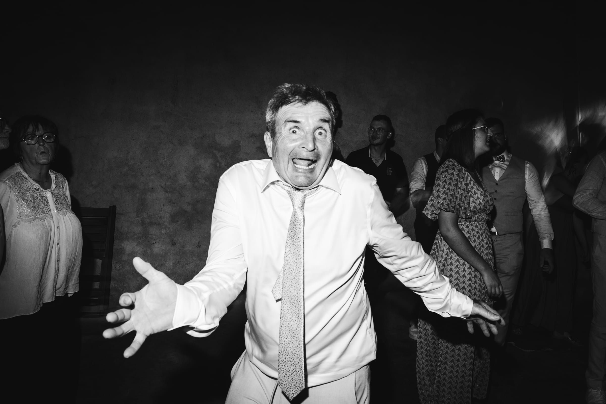 Un invité qui danse au rythme de la musique au domaine de la tour à Nébian durant une journée de mariage