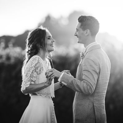 photographie en noir et blanc d'un couple en occitanie au soleil couchant