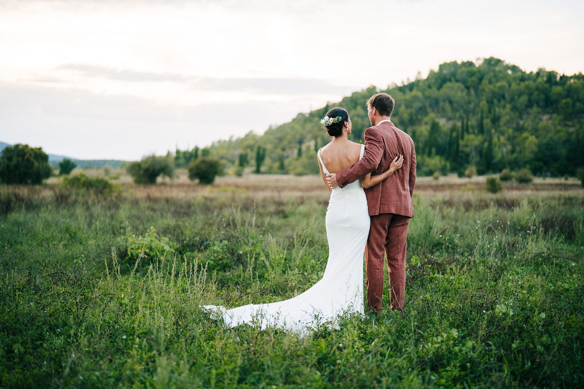 Wedding photographer Avignon — couple portrait at golden hour in the Vaucluse