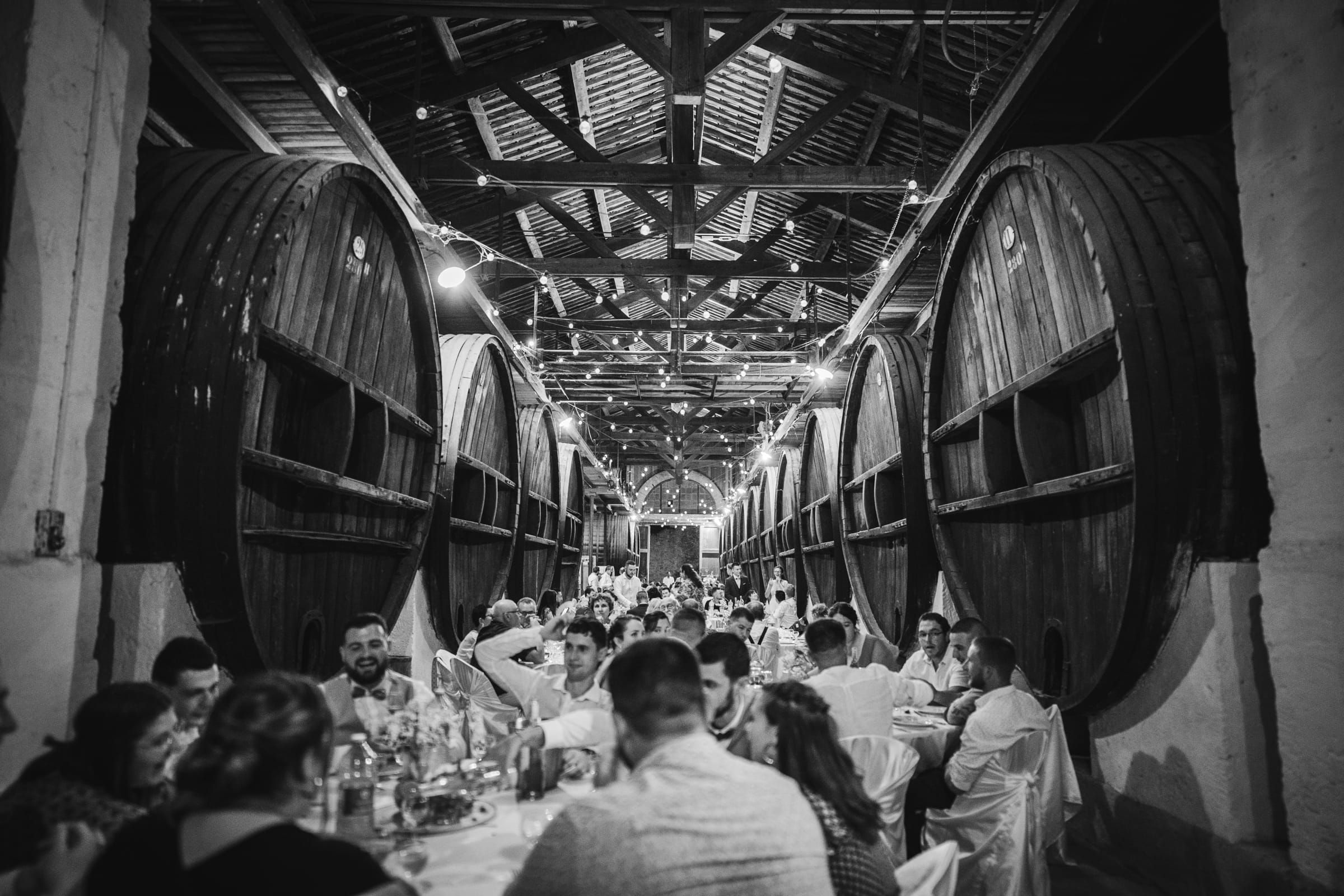 La grande salle du domaine de la tour a nebian avec ses magnifiques fut en chene