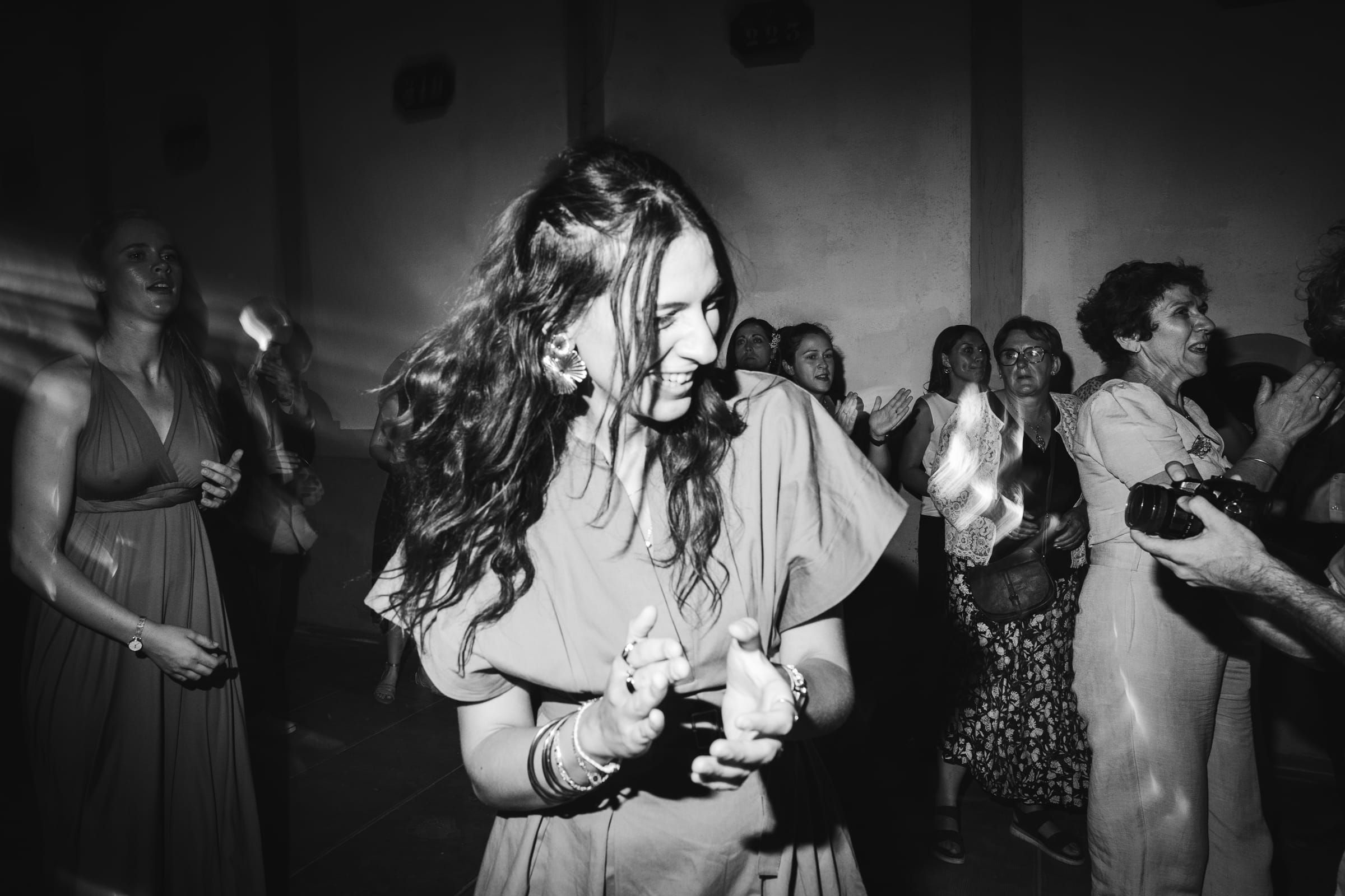 Une invitée qui danse au domaine de la tour à Nébian durant une journée de mariage