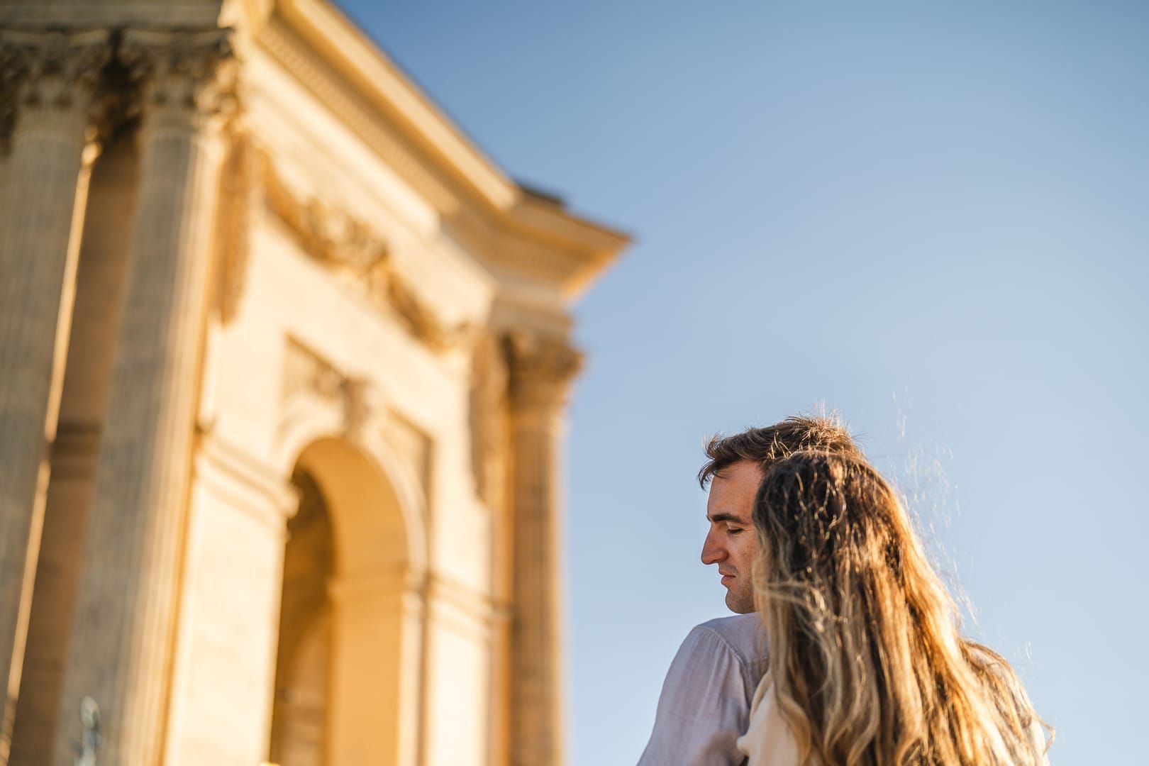 Séance couple sur l'esplanande du Pérou à Montpellier à coté de l'aqueduc Saint-Clément