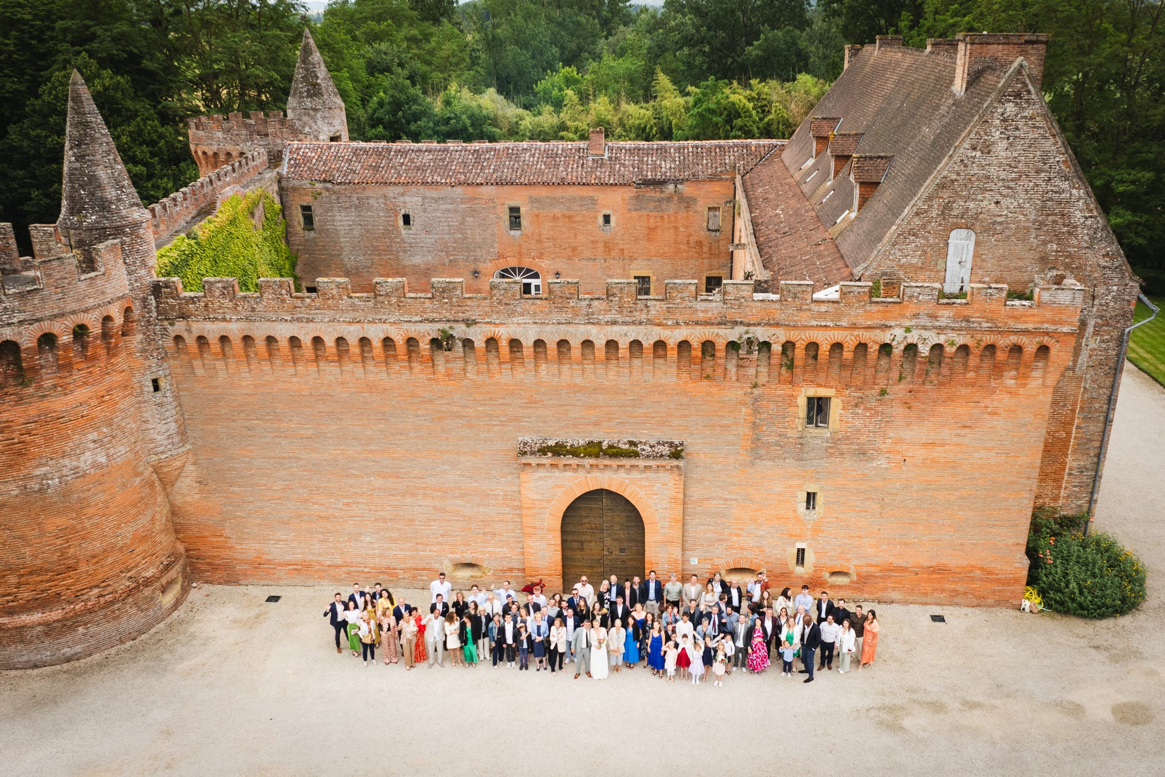 Aerial group photo in front of a château near Pézenas