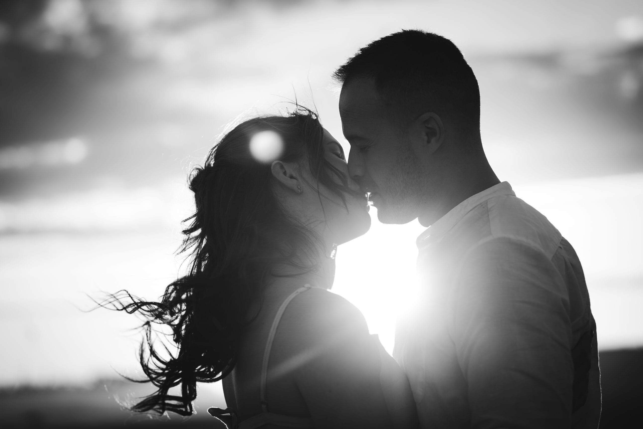 Couple silhouette kissing at sunset - wedding photographer Montpellier Mediterranean