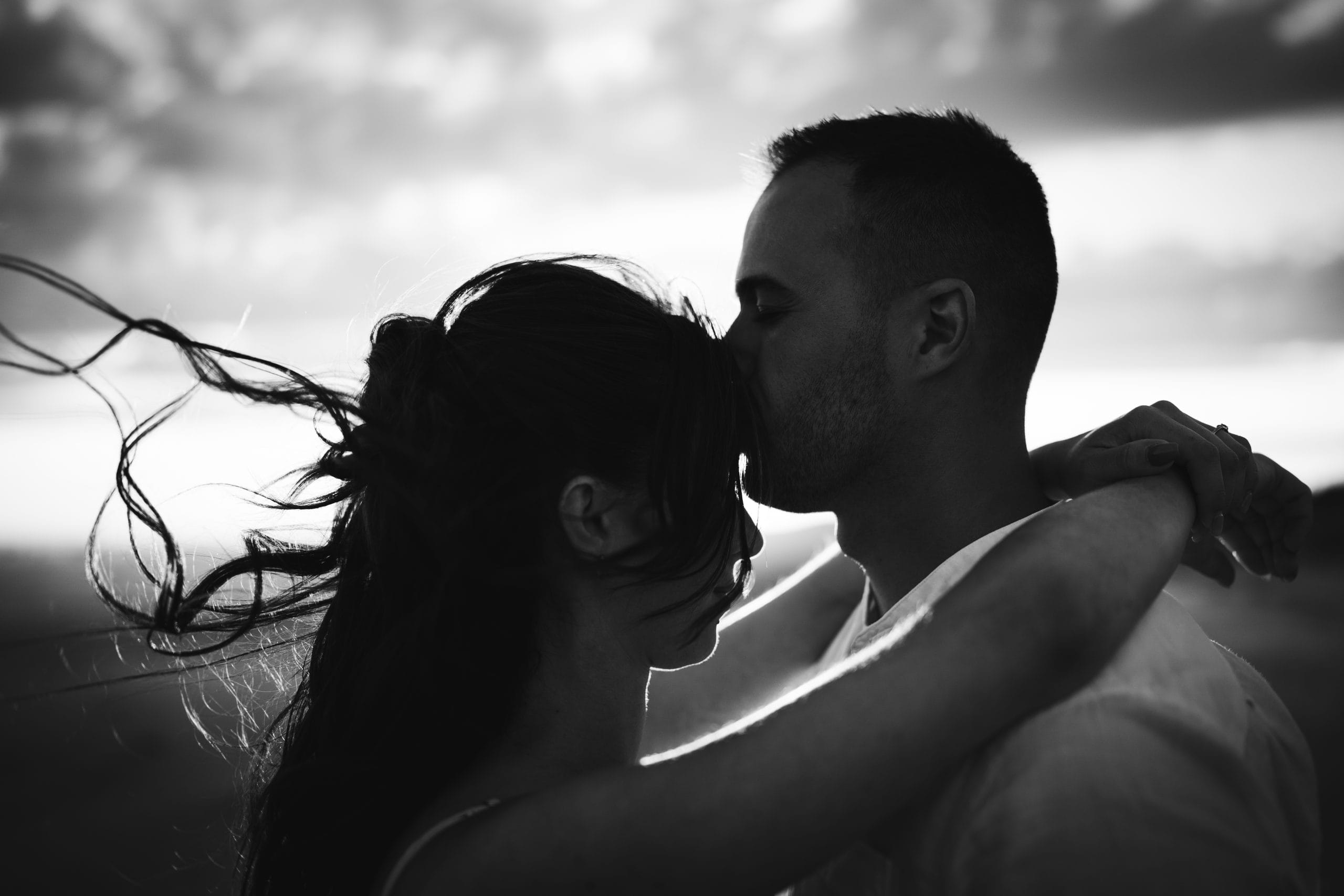 Johanna and Nicolas kissing on the Espiguette beach in black and white