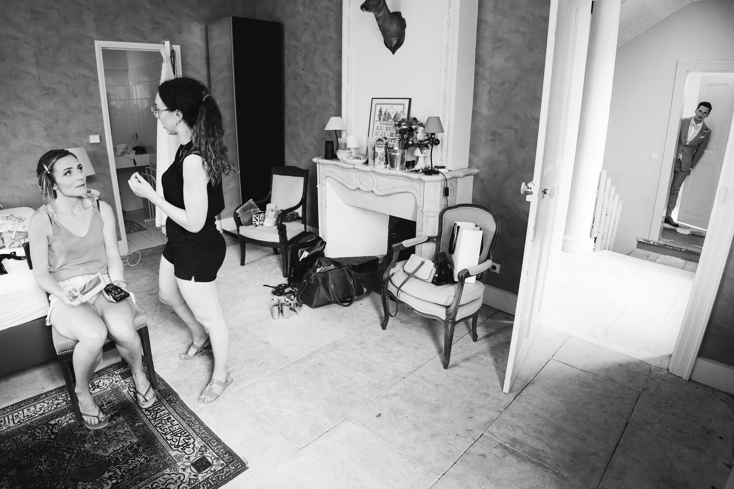 Wedding preparations in black and white — Wedding photographer Avignon