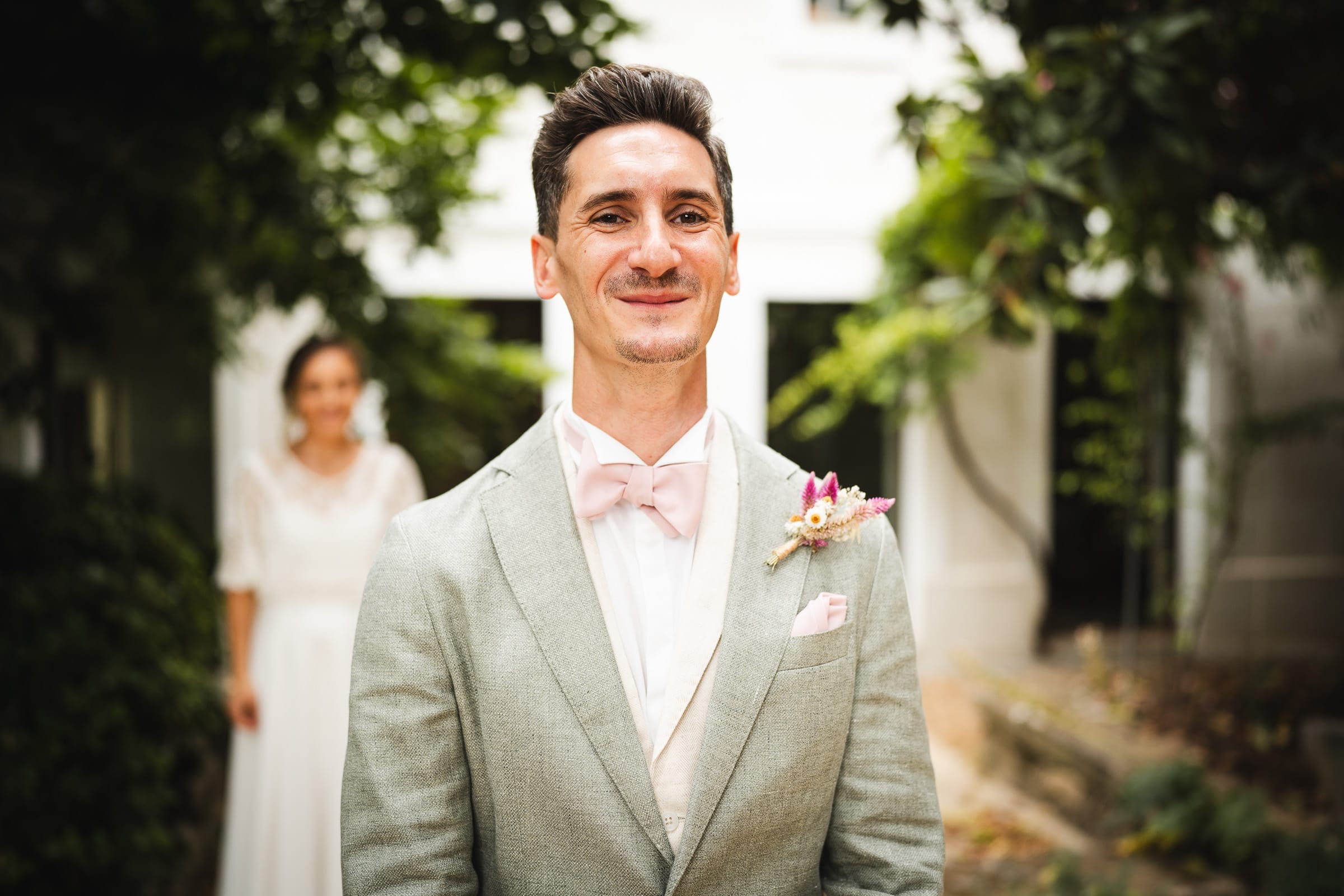 Couple's first look session near Béziers
