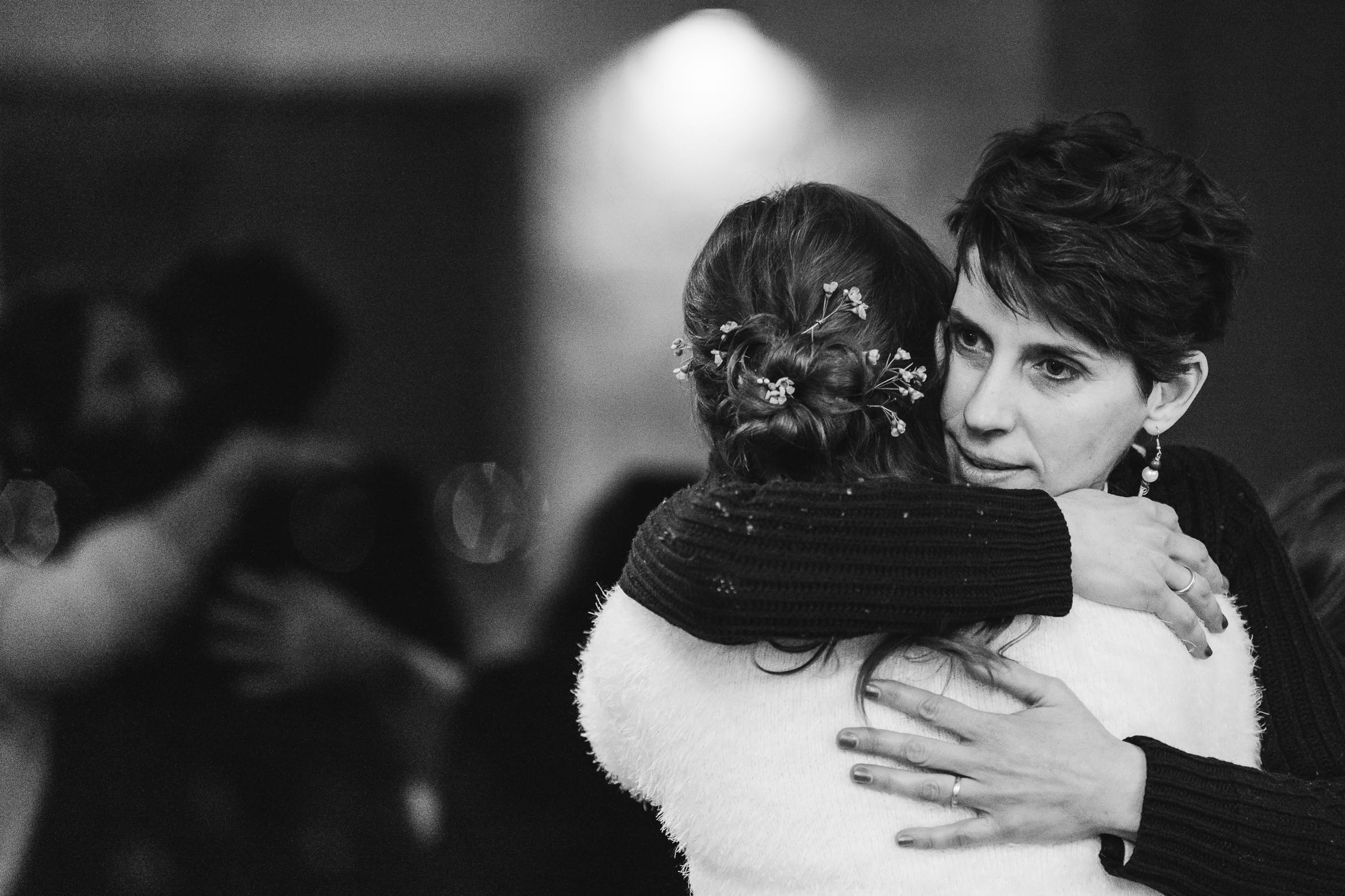 A friend hugs the bride, black and white photo - Wedding photographer in Béziers