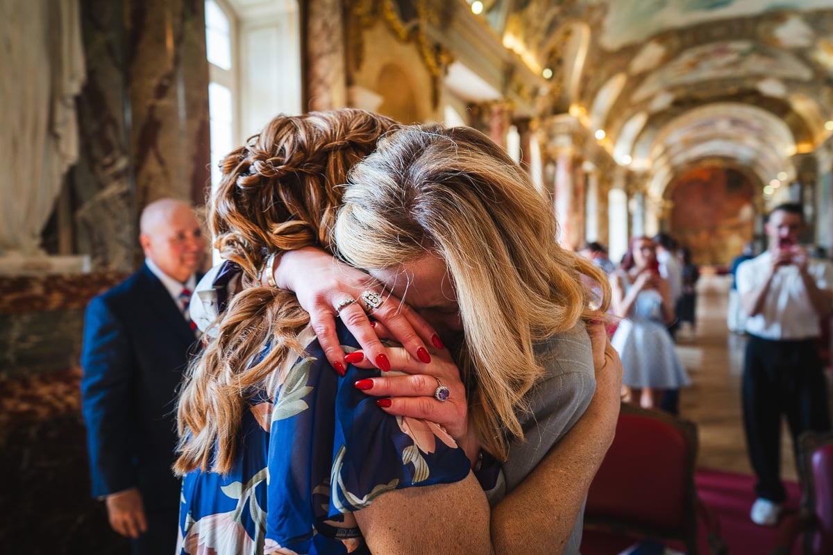 The mothers of the bride and groom share an emotional embrace at the Capitole in Toulouse – a heartfelt moment captured in the spirit of documentary and timeless wedding photography.