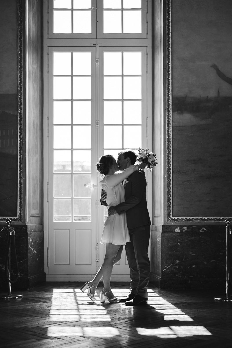 Black and white couple portrait in front of a window at the Capitole de Toulouse, contre-jour