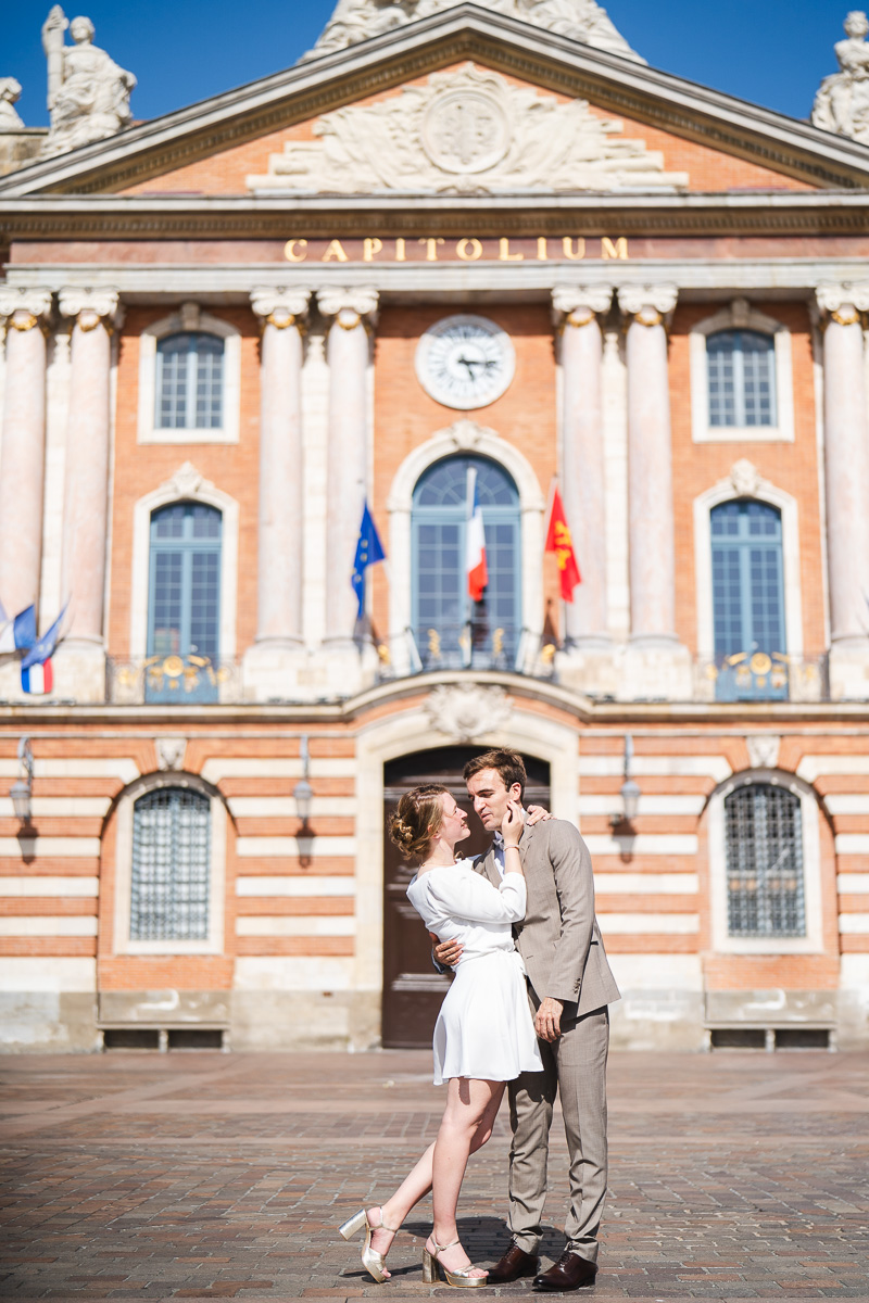 Newlyweds couple session in front of the Capitole de Toulouse