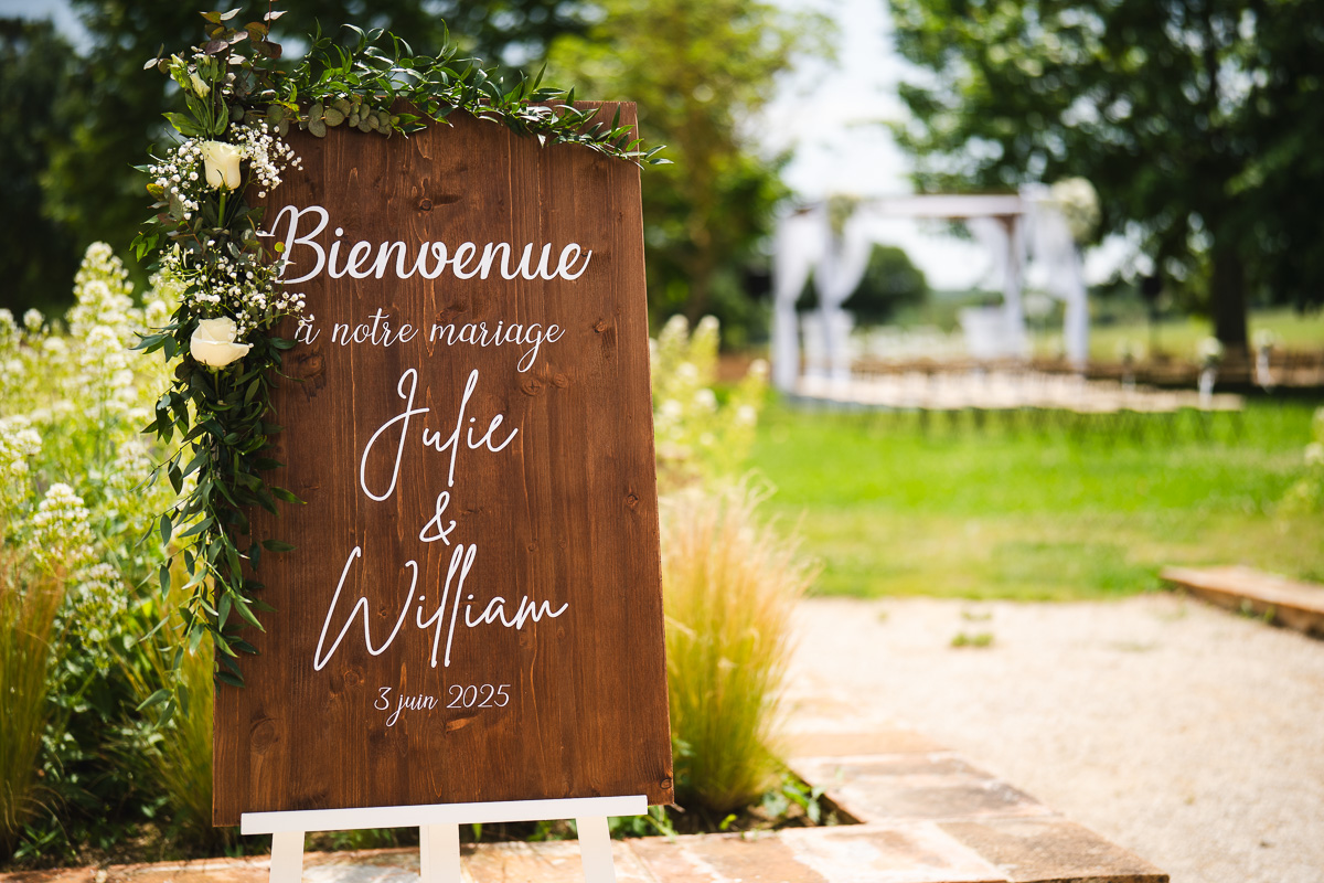 Decorated welcome sign for the wedding at La Bélonie, Halte en Cocagne