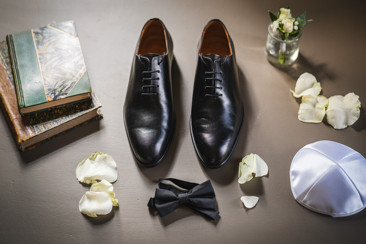Groom's preparations with his groomsmen at La Bélonie, Halte en Cocagne