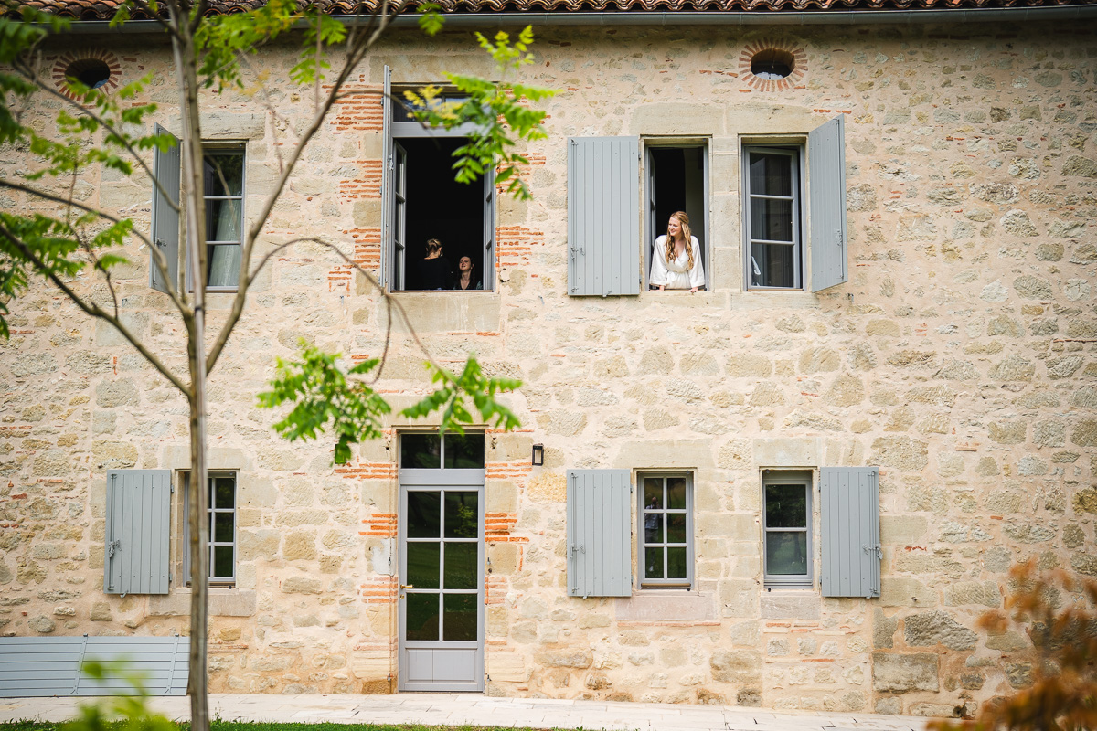 Exterior view of La Bélonie, the bride and her dress by the window, Halte en Cocagne