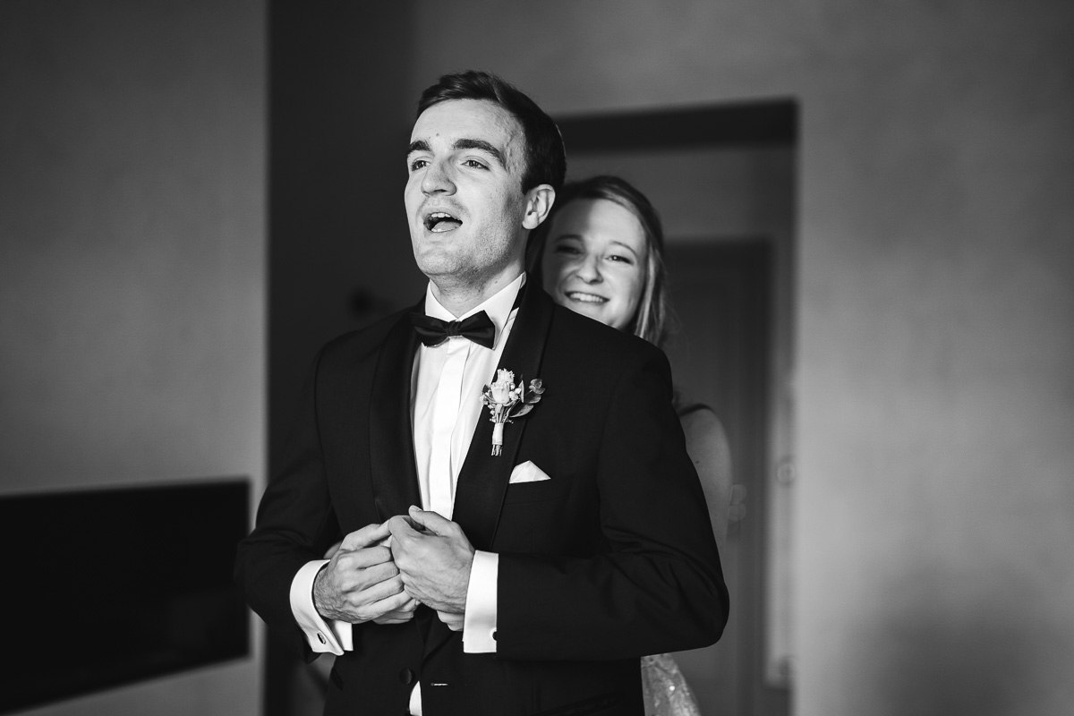 The bride approaching her future husband during the first look in the Tarn