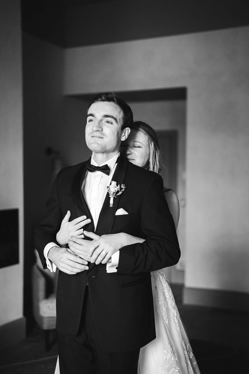 The groom turns around to discover the bride during the first look, La Bélonie
