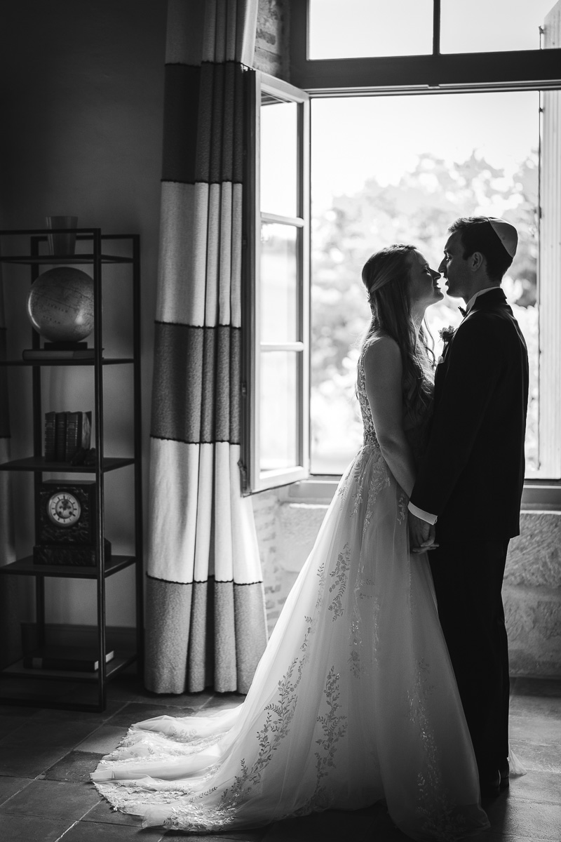 Black and white couple portrait during the first look, Halte en Cocagne