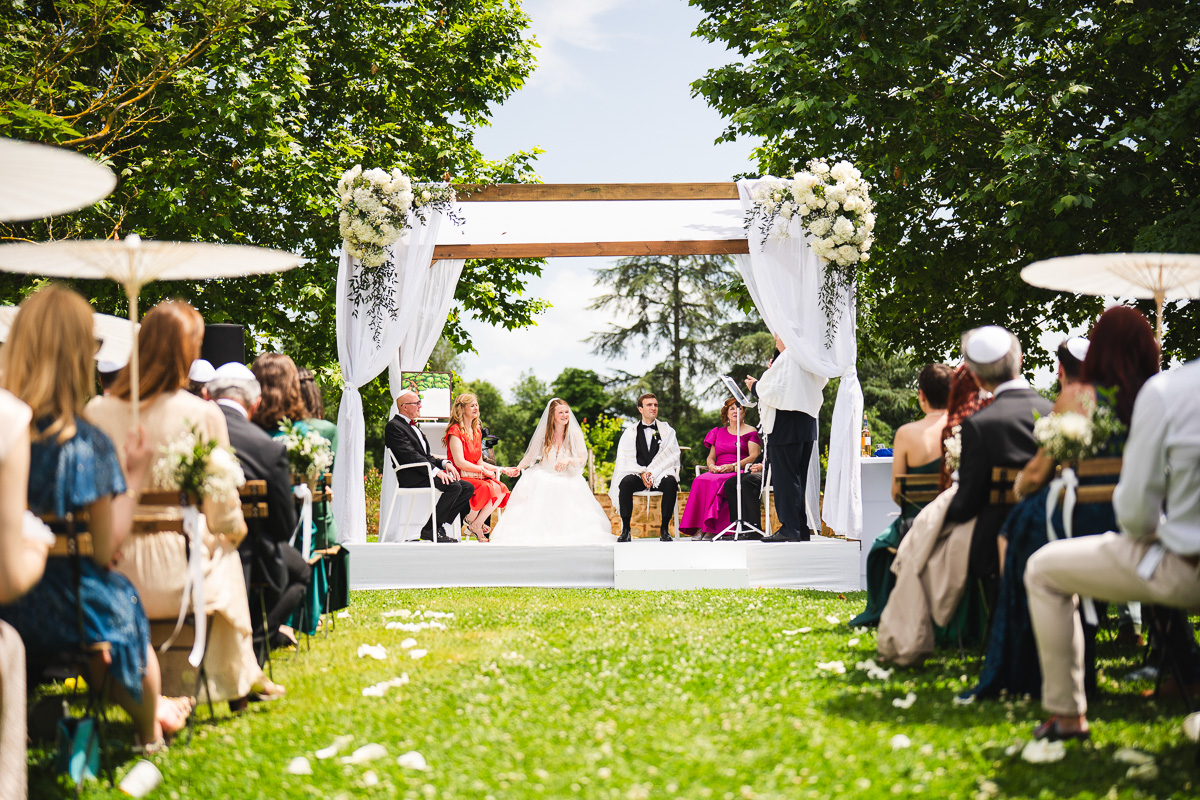 Bridesmaids arriving under the huppah, wedding at Halte en Cocagne