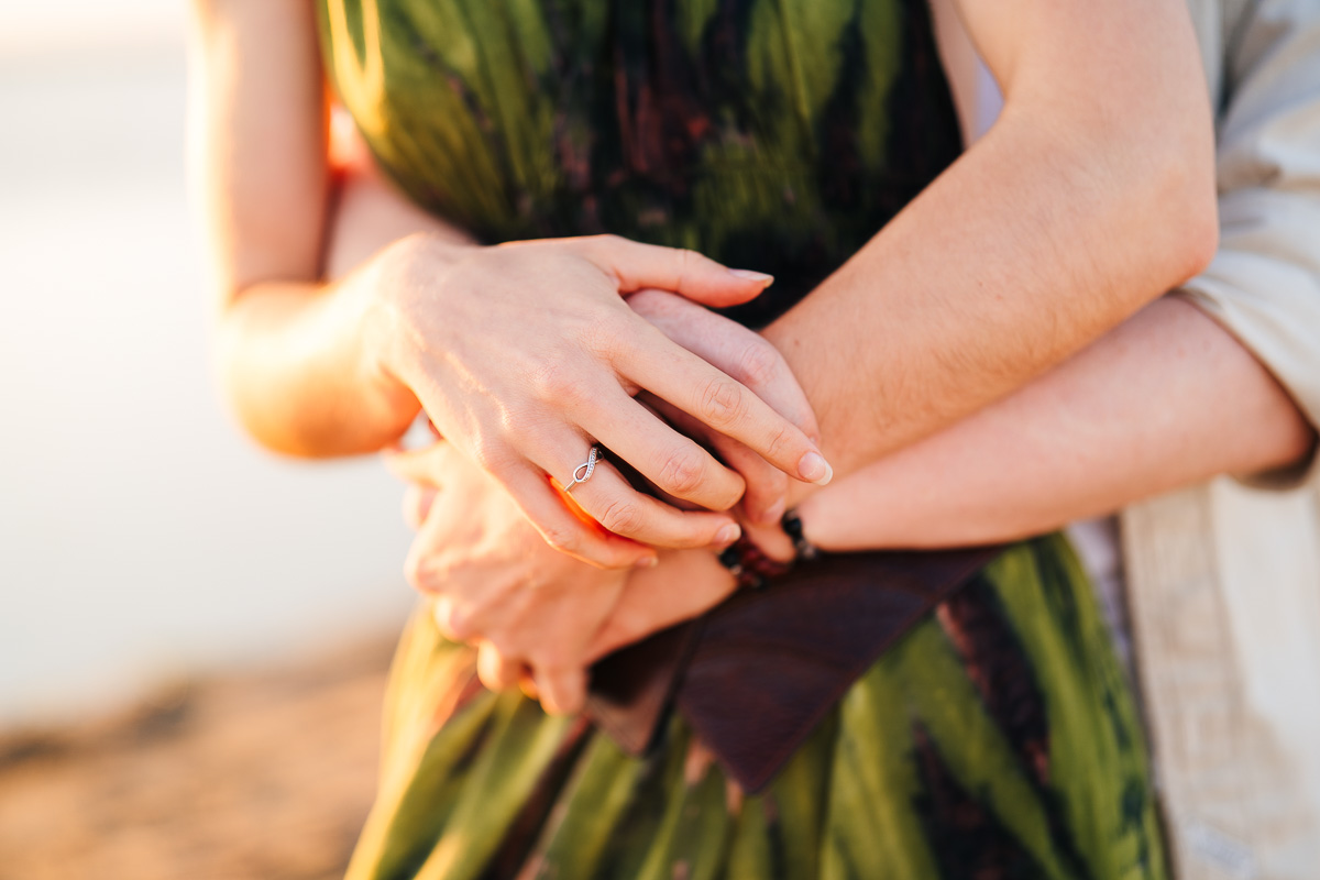 Couple embracing, engagement session at the Étang de Canet, near Perpignan