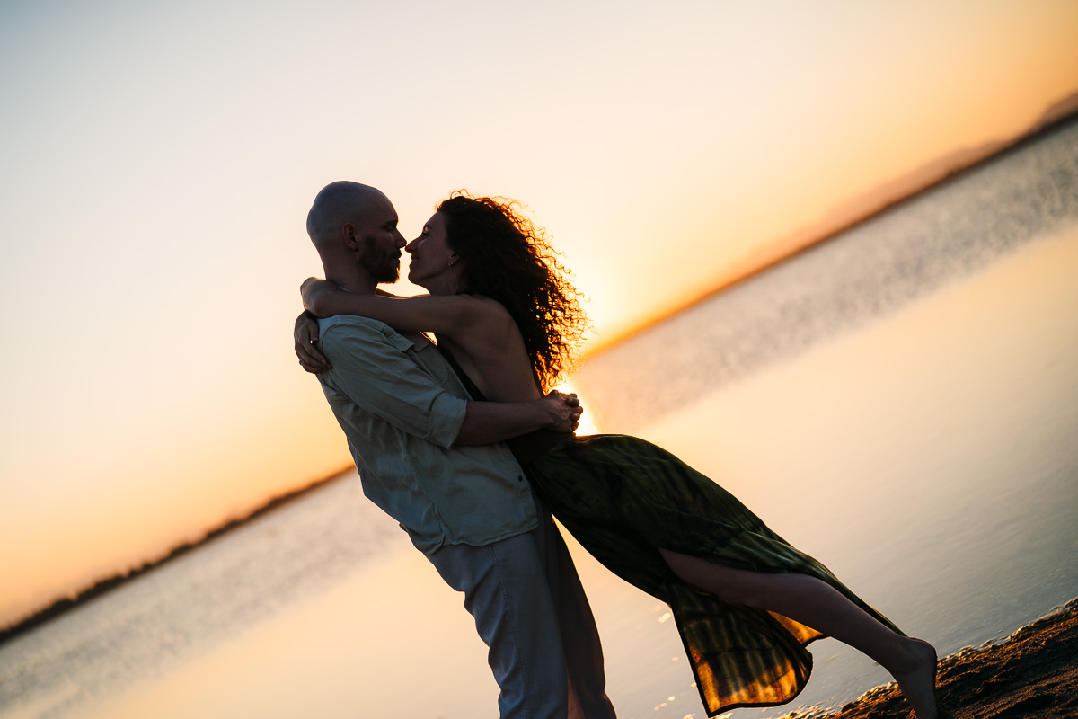 Couple at sunset, engagement session at the Étang de Canet near Perpignan