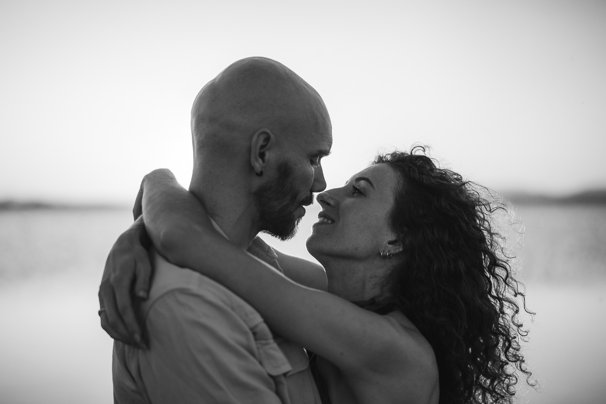 Black and white portrait, engagement session at the Étang de Canet-Saint-Nazaire, Perpignan