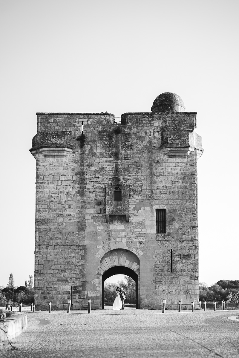 Medieval Tour Carbonnière in Camargue with married couple under the main arch