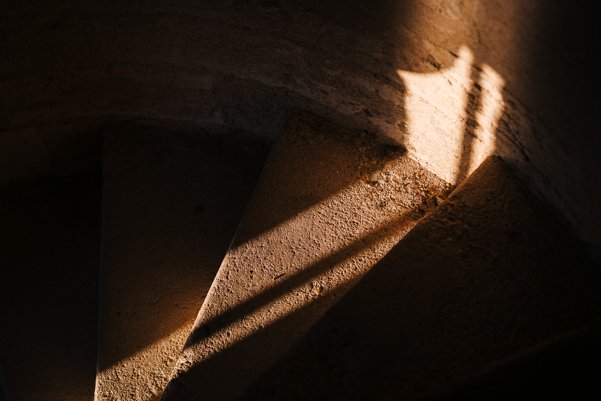 Light beam crossing through an arrow slit of Tour Carbonnière