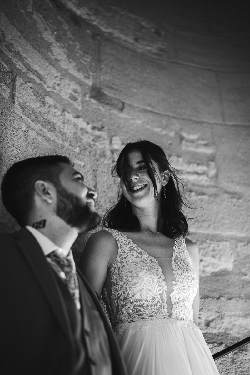 Married couple laughing under the medieval vaults of Tour Carbonnière