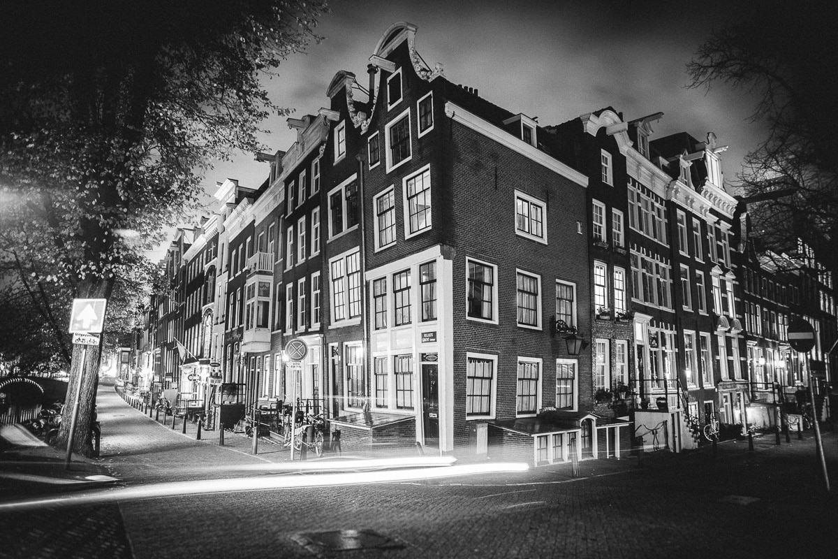 Thibault Maestracci photographer – black-and-white long exposure photo of a historic building in Amsterdam.