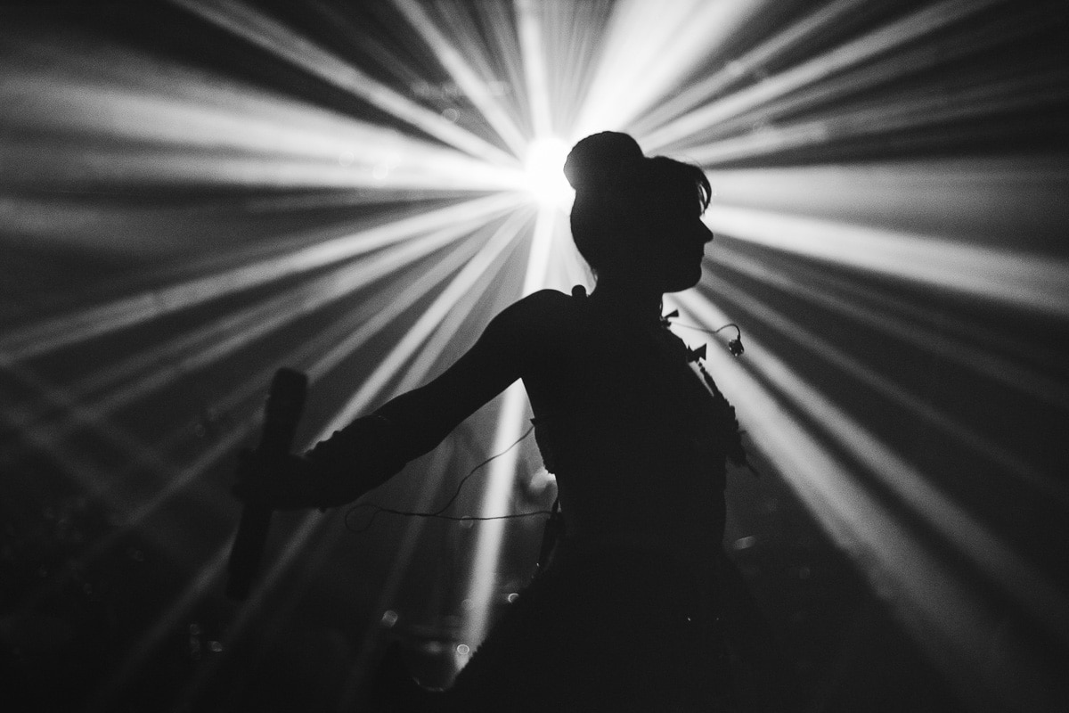 Thibault Maestracci photographer – black-and-white photo of the Deluxe concert in Sérignan, South of France.