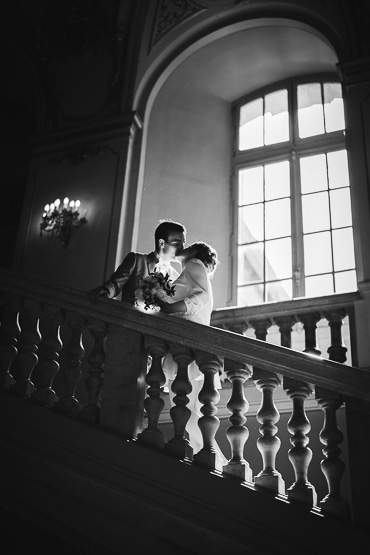 Wedding photographer Toulouse – black-and-white kiss by a window in the stairs of the Toulouse Capitole