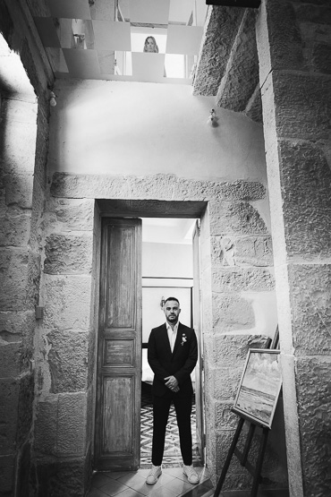 black-and-white photography of bride and groom before the wedding in a Provence-style house near Nimes