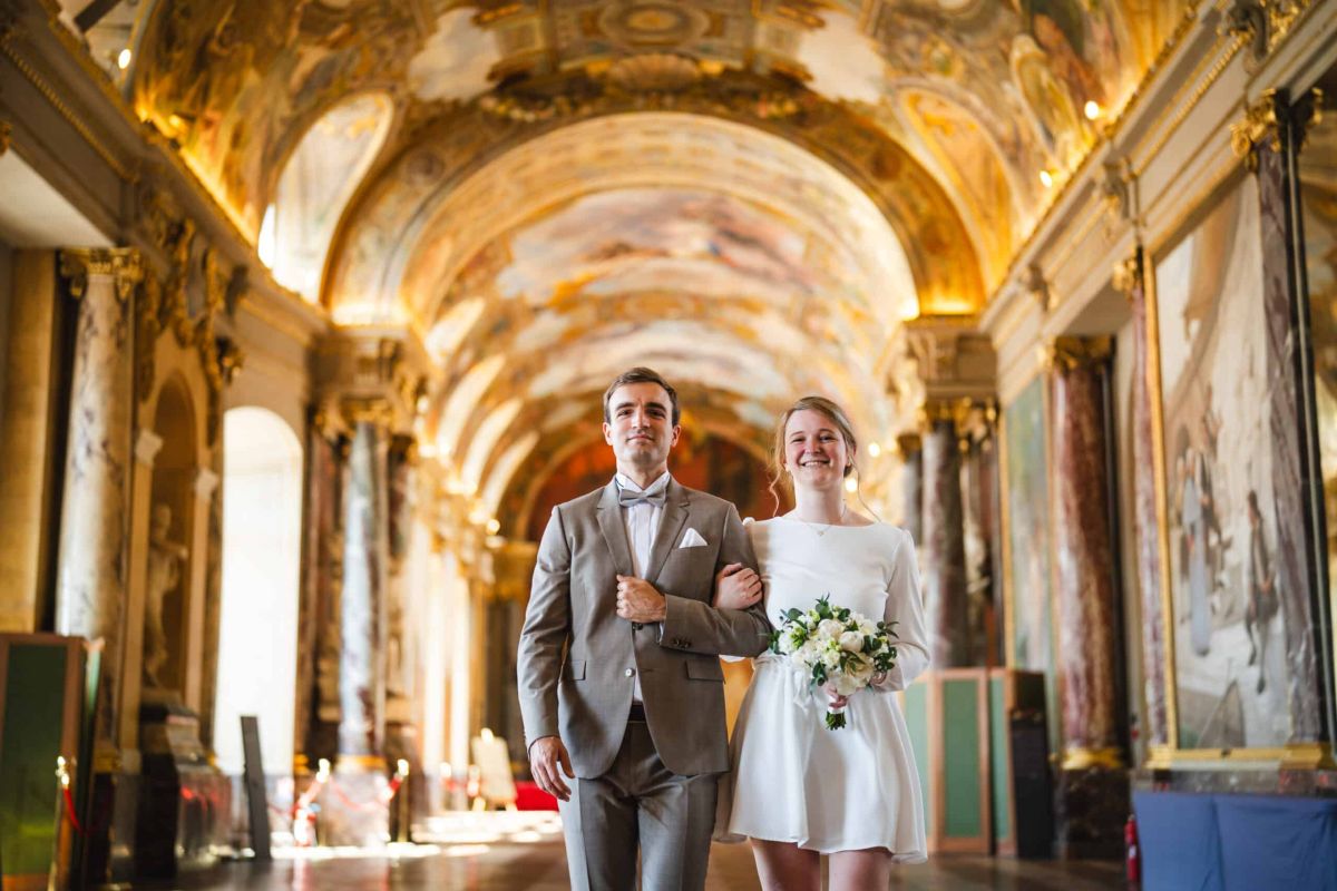 A bride and groom enter the town hall in Toulouse - Toulouse Wedding photographer
